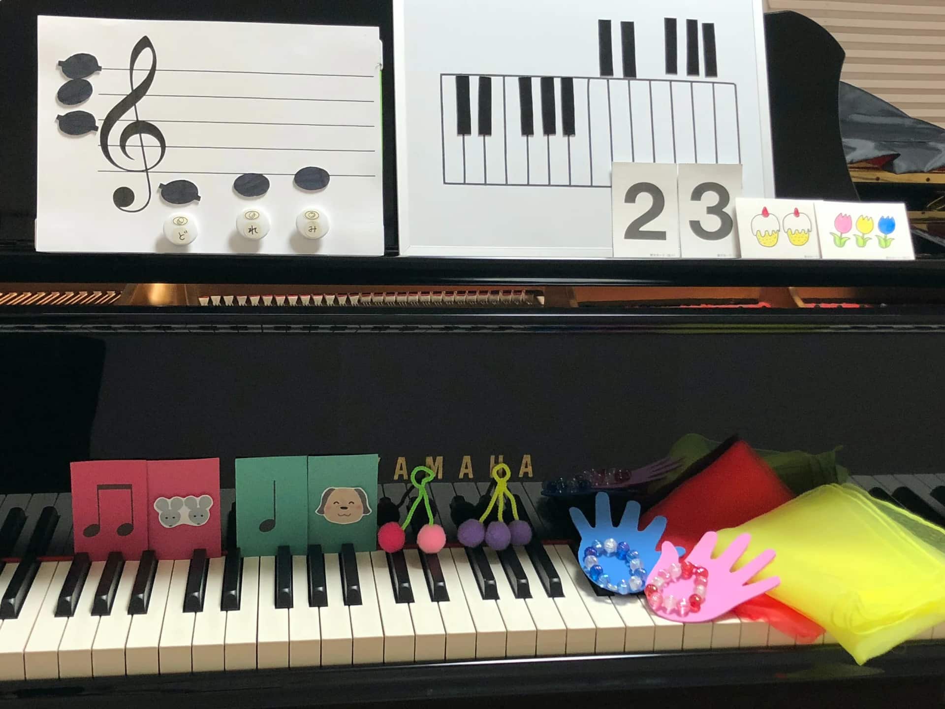グランドピアノに並んだ手作りの音楽教材